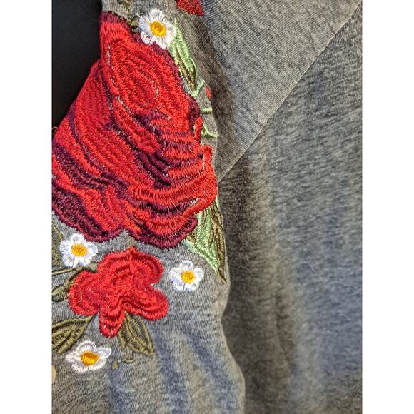 Messy Bun Just Chillin Scoop Neck Raw Hem Embroidered Rose Sweatshirt Size M - Picture 6 of 8